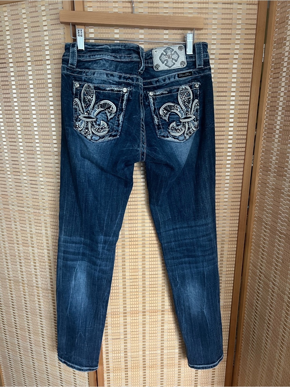 Miss Me Fleur De Lis Skinny
Embellished Jeans Size 30